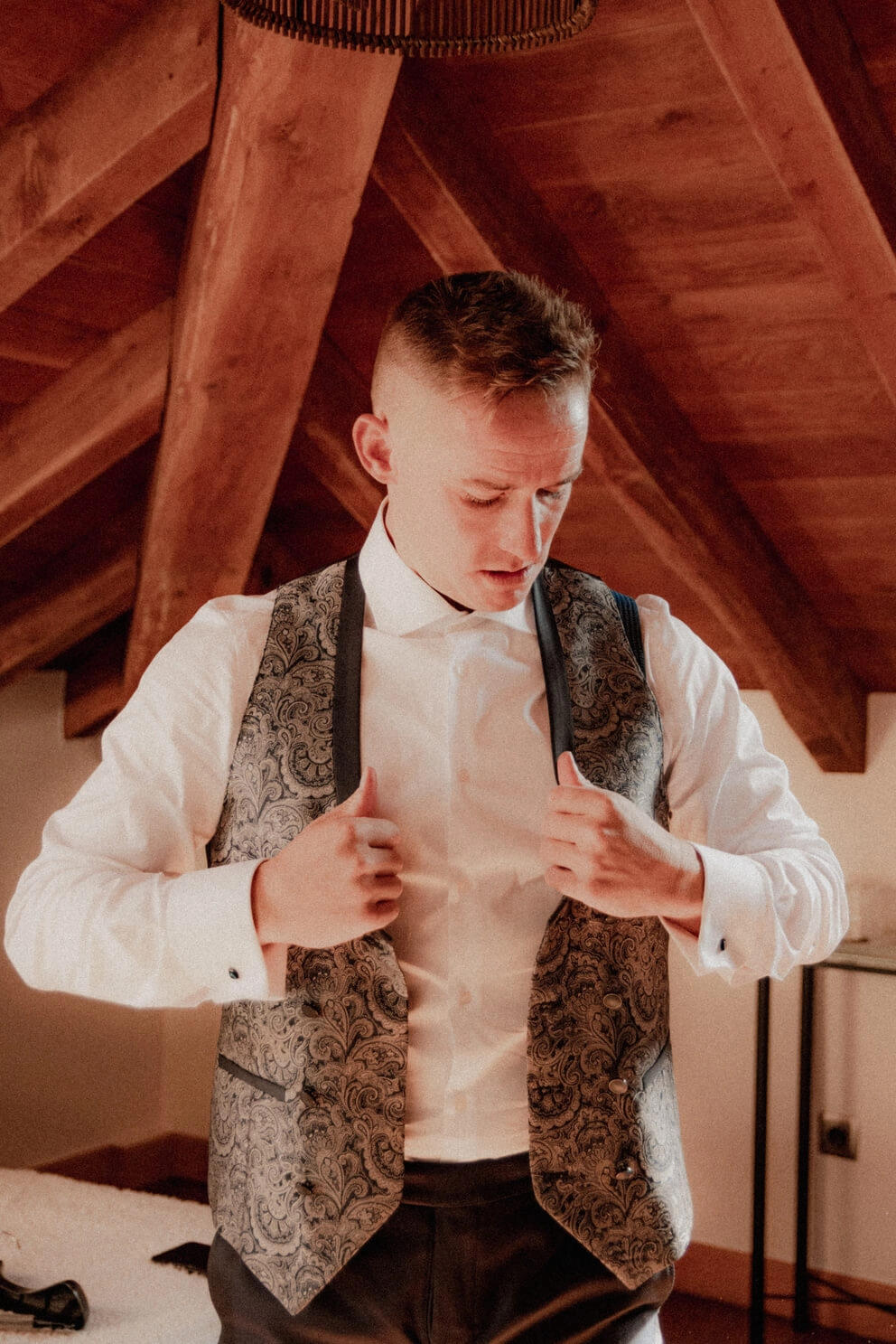 El novio esperando en el altar